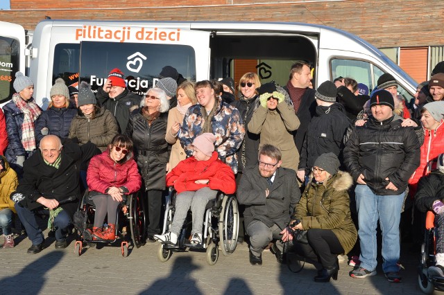 Dom prowadzony przez fundację Jednorogów ma nowy bus do przewozu osób niepełnosprawnych.