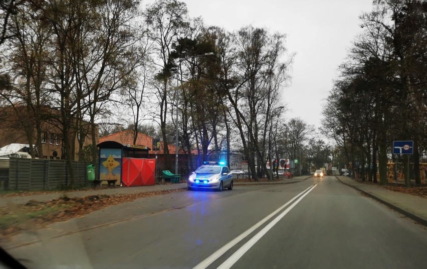 Na przystanku autobusowym Hel - Dworzec Kolejowy zmarł 65-letni mężczyzna. Zdjęcia