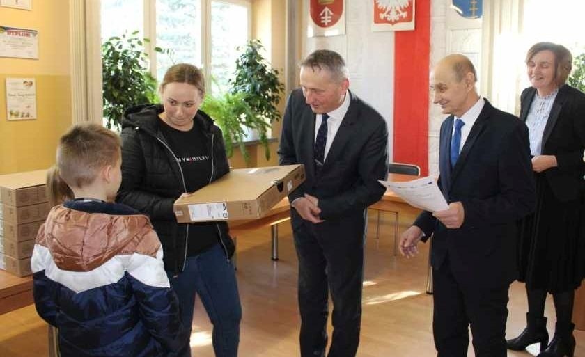 Przekazania sprzętu dla uczniów z gminy Czarnocin dokonali:...