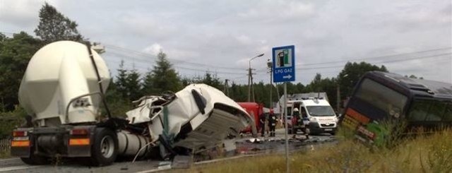 Wypadek w Broku. Do szpitala w stanie ciężkim odwieziono kierowcę cysterny oraz kierowcę i pasażera autokaru.