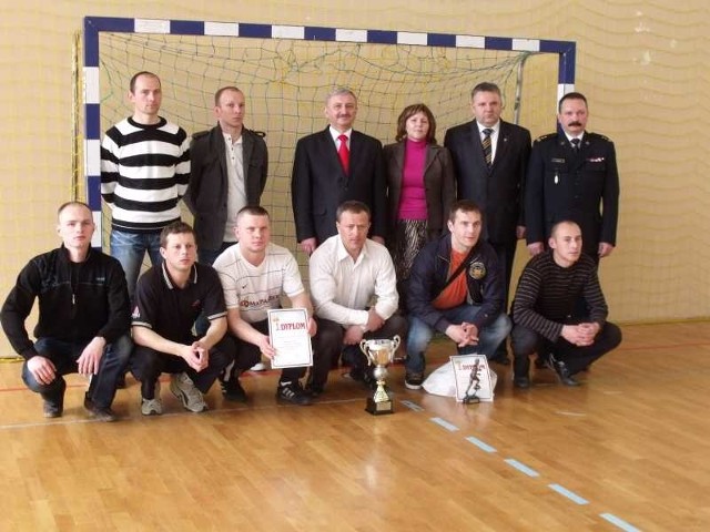 Zwycięska drużyna Komendy Miejskiej Straży Pożarnej w Kielcach z organizatorami i gospodarzami turnieju.