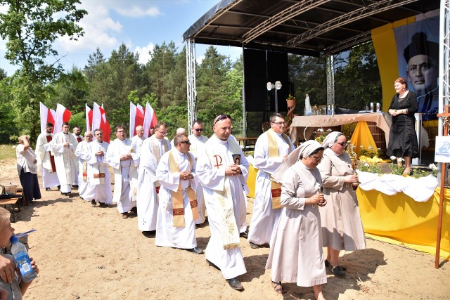 Uroczysta procesja z relikwiami świętego Filipa Smaldone na Mszę świętą dla niesłyszących