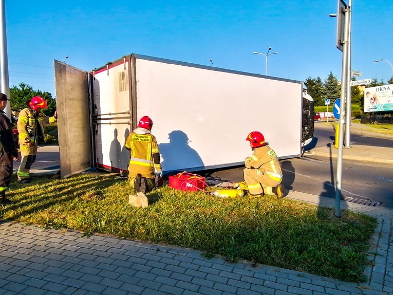 Na rondzie w Jarosławiu przewróciła się ciężarówka [ZDJĘCIA]