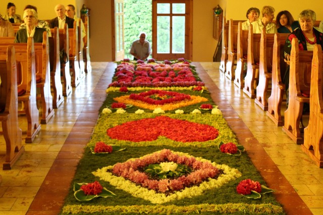 Kwiatowe dywany zdobią kościół i ołtarze w polskokatolickiej parafii w Krzykawie - Małobądzu