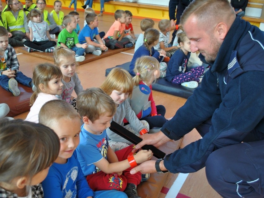 To wielki obciach nie nosić odblasów - twierdzą uczniowie z Topólki. Przekonali ich o tym radziejowscy policjanci