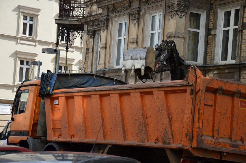 Wrocław: Awaria kanalizacji na Nadodrzu. Zajęty pas Niemcewicza (ZDJĘCIA)