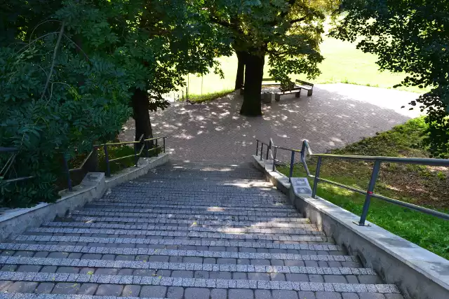 Promenada w Mysłowicach stała się miejscem przyjaznym na spacery. Wiosną i latem jest tutaj naprawdę pięknie. Zobacz kolejne zdjęcia. Przesuń w prawo - wciśnij strzałkę lub przycisk NASTĘPNE