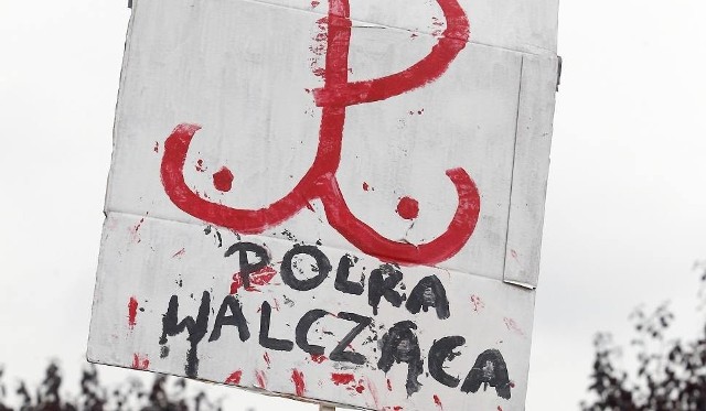 To właśnie ten plakat wpędził w kłopoty panią Agatę.