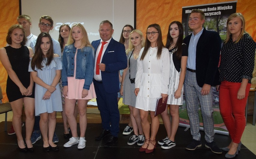Młodzież realizująca projekt z burmistrzem Michałem Pękalą i...