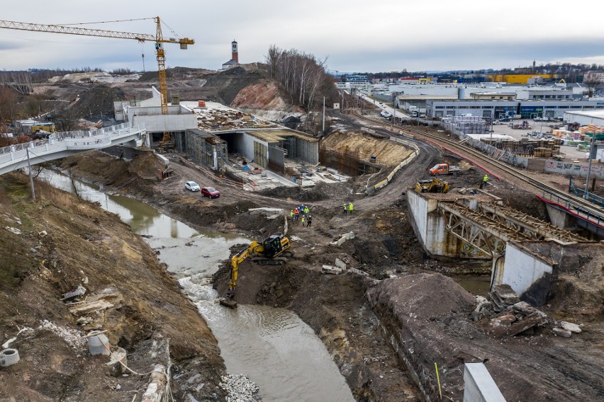 Kraków. Trasa Łagiewnicka: Przełożyli koryto Wilgi i ryby w dwóch wiaderkach [ZDJĘCIA] 4.03.