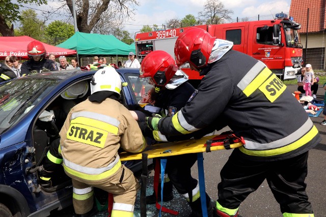 Strażacy – ochotnicy zawsze są gotowi do akcji i niesienia pomocy poszkodowanym. Często uczestniczą też w pokazach ratownictwa.