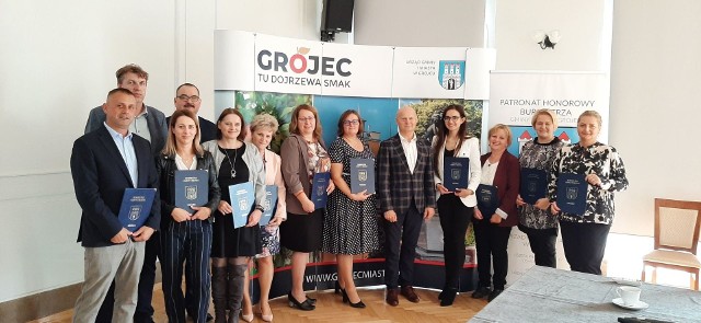 Pracownicy oświaty z gminy Grójec, którzy otrzymali Nagrody Burmistrza.