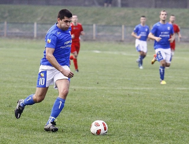 Napastnik Pogoni Prudnik Marcin Rudzki.