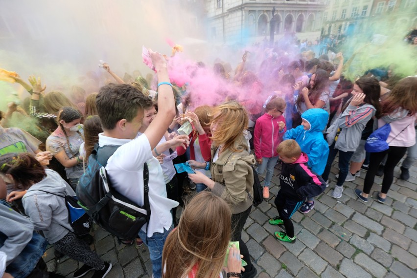 Kolorowy flash mob na Starym Rynku