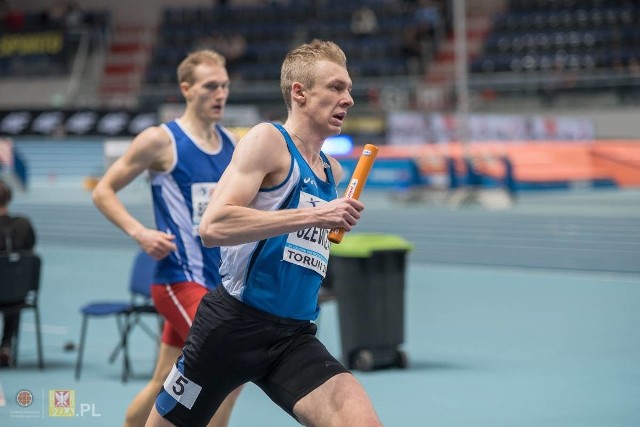 Piotr Szewczyk biegał na drugiej zmianie w sztafecie 4x400 metrów.