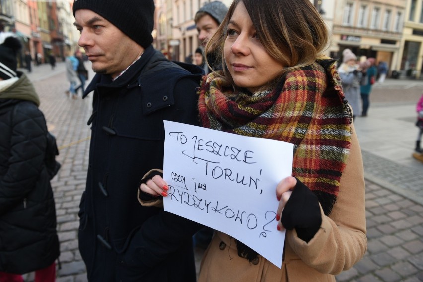 Protest w Toruniu w dniu urodzin Radia Maryja. Czemu się sprzeciwiają? [zdjęcia]