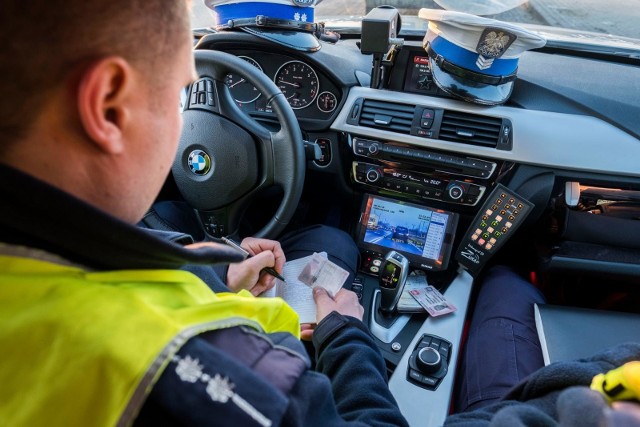 08.02.2018 torun patrol policji ruch drogowy komenda miejska policji torun nieoznakowane bmw serii 3 na zdjeciach policjanci aspirant rafal dorobek sierzant sztabowy robert kryszak policja drogowka ruch drogowy kmp radiowoz nieoznakowany policjant kontrola drogowa bmw fot. grzegorz olkowski / polska press