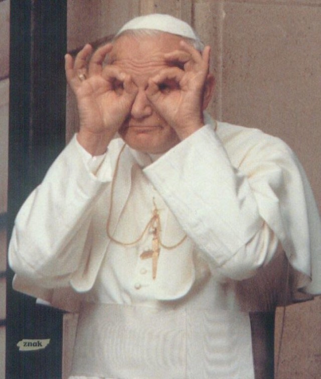 Zdjęcie jest okładką książki "Kwiatki Jana Pawła II" Janusza Poniewierskiego.