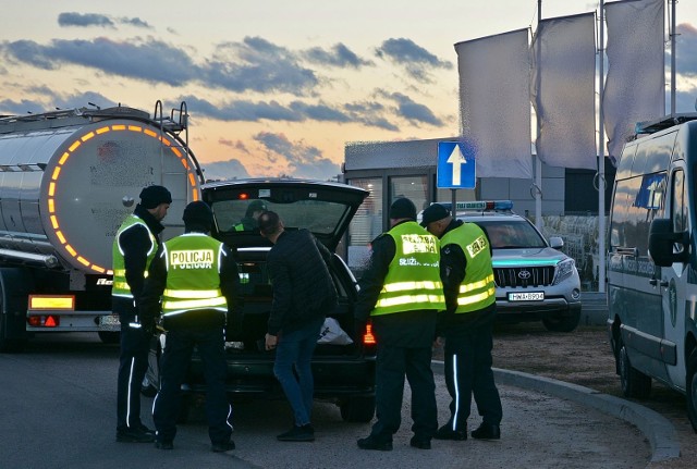 Suwalscy policjanci, funkcjonariusze Służby Celnej, Straży Granicznej i ITD przeprowadzili w czwartek wspólne działania. Tym razem zorganizowano punkty kontrolno - blokadowe w Suwałkach przy ulicy Utrata i Bakałarzewskiej w godzinach 16.00- 0.00. Mundurowi skontrolowali 99 pojazdów, w tym 31 ciężarowych. Ujawnili 49 wykroczeń.
