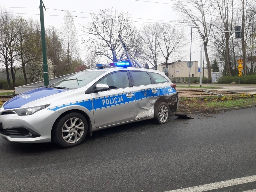 Wypadek radiowozu na sygnale w Katowicach. Policyjna, hybrydowa toyota wjechała na skrzyżowanie. Uderzyła w nią osobówką ZDJĘCIA