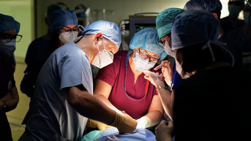 W Klinicznym Szpitalu Wojewódzkim nr 1 w Rzeszowie wszczepiono cztery protezy głosowe [ZDJĘCIA]