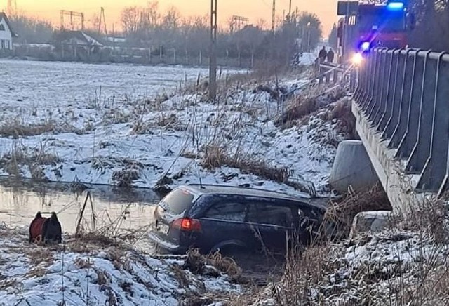 Do groźnie wyglądającego wypadku doszło w pierwszy dzień świąt, w sobotę 25 grudnia 2021, po godz. 15 na drodze powiatowej między Rozprzą a Łochyńskiem (al. 900-lecia). Samochód marki Opel wpadł do rzeki.