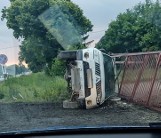 Pijani nastolatkowie włamali się na stację paliw w Kazimierzu Biskupim. Ukradli i rozbili samochód [ZDJĘCIA]