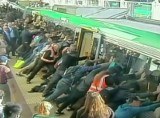 Ugrzązł między peronem a wagonem. Pasażerowie pomogli mu podnosząc pociąg (wideo)
