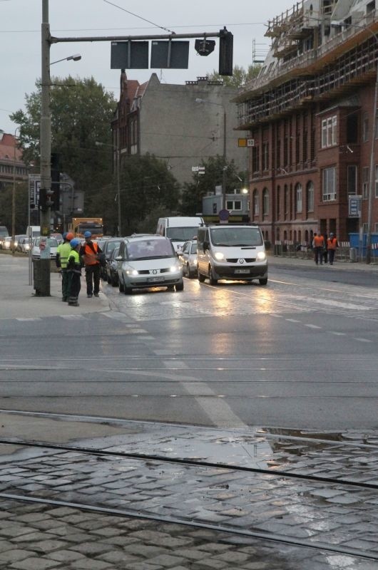 Awaria na skrzyżowaniu Borowskiej i Dyrekcyjnej. Zamknięte dwa pasy jezdni i zmiany w rozkładzie MPK