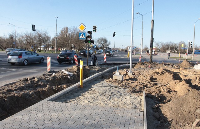 Drogowcy budują prawoskręt z ulicy Mireckiego w Wernera. Taki sam będzie przy zjeździe z Wernera w Szarych Szereg&oacute;w.