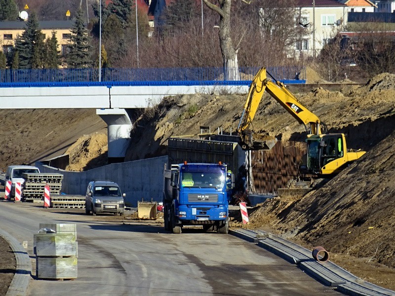 Nie ma zimowej przerwy na budowie alei Wojska Polskiego. Są za to kolejne utrudnienia dla kierowców, tym razem na rondzie Popiełuszki