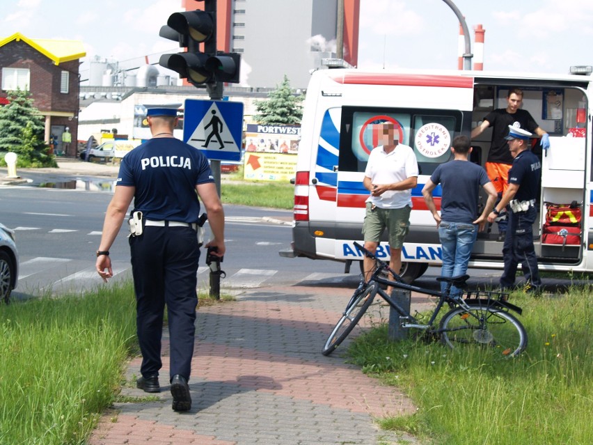 Ostrołęka. Potrącenie rowerzystki na skrzyżowaniu ul. Kołobrzeskiej i alei Wojska Polskiego, 18.06.2020. Zdjęcia