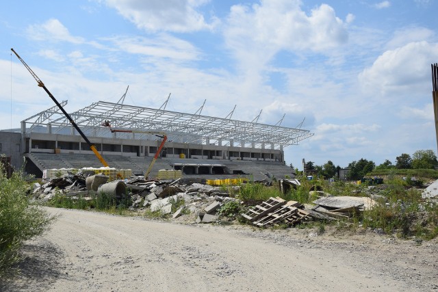 Aktualnie trwa montaż dachu na trybunie południowej nowego stadionu Radomiaka Radom przy ulicy Struga 63. Zobacz więcej zdjęć z budowy >>>