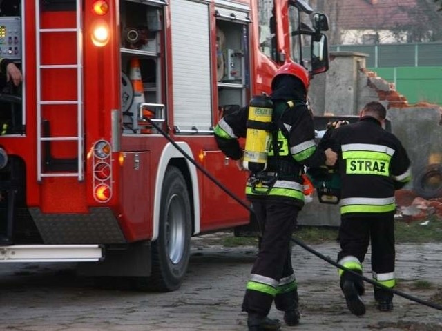 Strażacy w środku znaleźli dwa ciała.