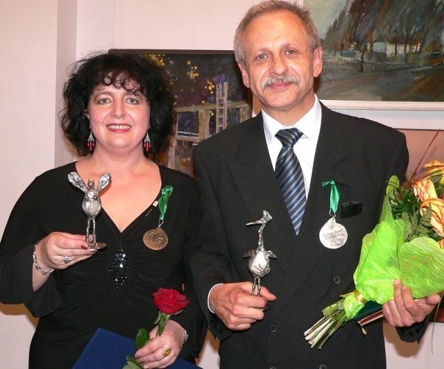 Ptasior i Majówka &#8211; prowadzący Galerię BWA Zielona, Bogdan Ptak i Tamara Maj, otrzymali z okazji jubileuszu statuetki swojego imienia.