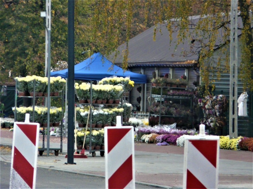 Cmentarz w Pabianicach 1 listopada. Znicz pali się pod bramą. Handlarze stoją... ZDJĘCIA