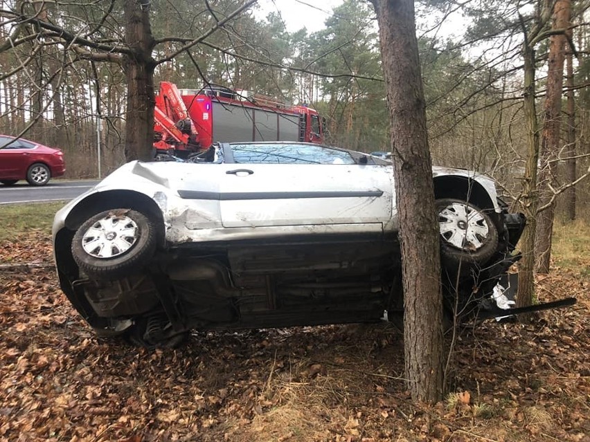 Osobowy ford fiesta wpadł w poślizg i uderzył w drzewo. Do...