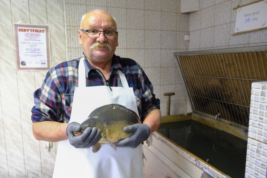 Pan Marek ze sklepu rybnego przy Wojska Polskiego w Toruniu