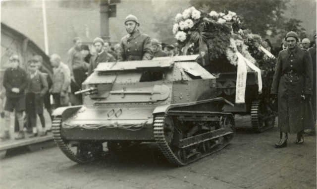 Czołgista w tankietkce TK-3 na pogrzebie majora Tadeusza Kramera w Bydgoszczy w 1937 roku