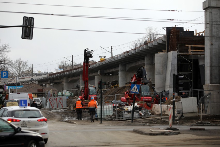 Kraków. Rosną nowe estakady kolejowe w centrum. Mieszkańcy niepokoją się o zabytkowy wiadukt na Grzegórzkach [ZDJĘCIA]