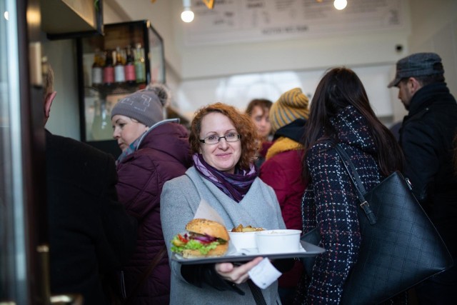 W Śródmieściu powstał nowy lokal z jedzeniem dla wegetarian. W sobotę przy ul. Gimnazjalnej 8 otwarta została Krowarzywa, czyli bar ze zdrowym wegetariańskim fastfoodem. W restauracji Krowarzywa można zjeść wegańskie burgery, wrapy, bowle, hot dogi, a także wegetariańskiego kebaba. Zobaczcie zdjęcia z otwarcia!