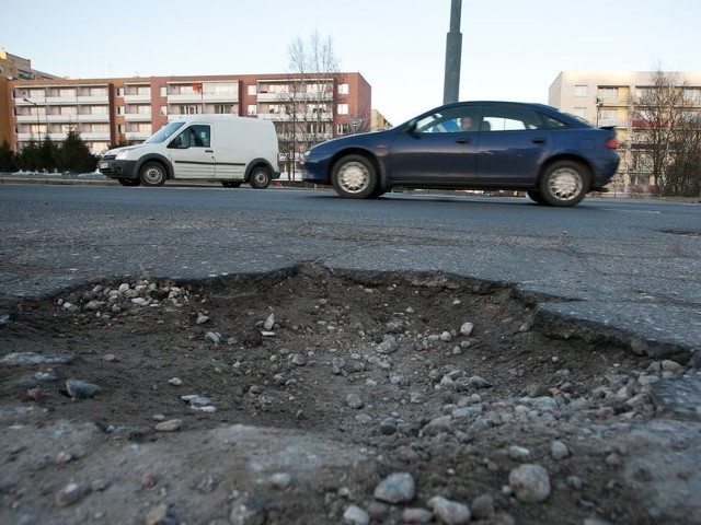 Dziura na ul. Romera w Słupsku z dnia na dzień jest większa, a drogowcy nie przyjeżdżają.