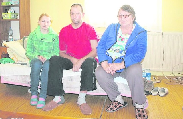 Mariusz Kopeć, na zdjęciu z mamą Haliną i siostrą Sylwią, po ciężkim wypadku samochodowym był w śpiączce. Nie jest w stanie samodzielnie żyć, wymaga stałej opieki i kosztownej rehabilitacji