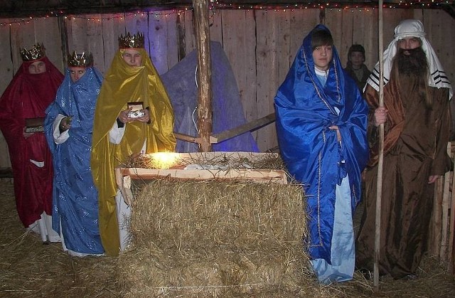 W Ossolinie w gminie Klimontów, od wielu lat w Wigilię Bożego Narodzenia odbywa się wyjątkowa pasterka. Przy niewielkiej, zabytkowej kaplicy jest pasterskie ognisko i żywa szopka. Po uroczystości w niebo lecą fajerwerki. 