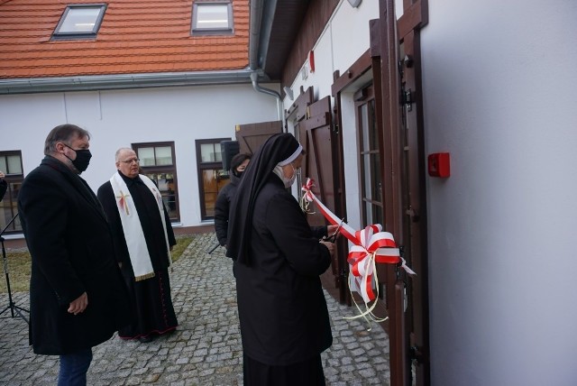 W Kowalewie Pomorskim uroczyście otwarto Dzienny Domu Pobytu. Dla nowej placówki wyremontowano budynek dawnej stajni i wozowni przy ulicy Plac Wolności 1.