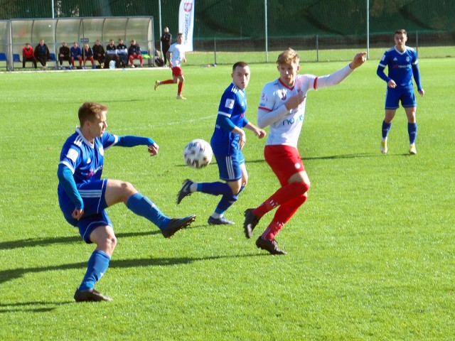 Texom Sokół Sieniawa (niebieskie stroje) bezbramkowo zremisował z Wisłą Sandomierz.