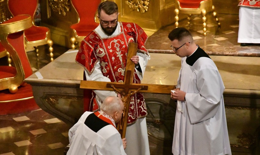 Adoracja krzyża w Bazylice Katedralnej w Kielcach
