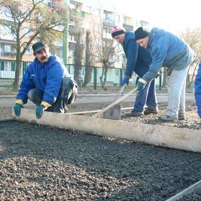 Pod murawą będzie warstwa tłucznia, który przepuści wodę. Tłuczeń wyrównują Dariusz Binkowski, Marek Ryszka, Andrzej Stopka i Czesław Bielecki.