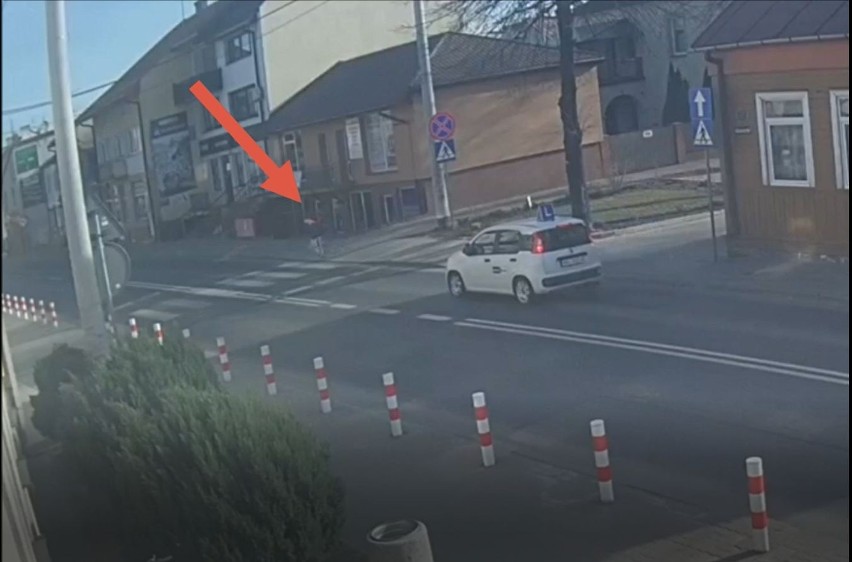 Maków Mazowiecki. Niebezpieczne zdarzenie na przejściu dla pieszych na ulicy Moniuszki nagrał miejski monitoring. Zobacz