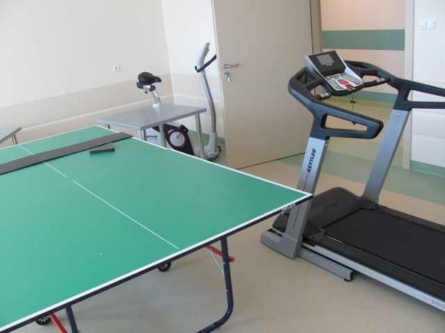 Sala, w której pacjenci będą mogli poćwiczyć sobie na bieżni, rowerku bądź pograć w ping ponga